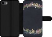 Bookcase Geschikt voor iPhone 8 telefoonhoesje - Bloemenkrans - Pastel - Zomer - Met vakjes - Wallet case met magneetsluiting