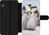 Bookcase Geschikt voor iPhone XR telefoonhoesje - Pinguïns - Sneeuw - Dieren - Met vakjes - Wallet case met magneetsluiting