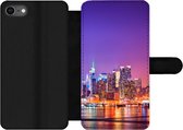 Bookcase Geschikt voor iPhone SE 2020 telefoonhoesje - New York - Skyline - Paars - Met vakjes - Wallet case met magneetsluiting