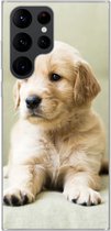 Geschikt voor Samsung Galaxy S22 Ultra hoesje - Golden Retriever puppy liggend op de bank - Siliconen Telefoonhoesje