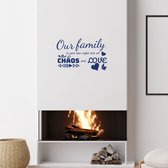 Stickerheld - Muursticker "Our family is just the right mix of chaos and love" Quote - Woonkamer - inspirerend - Engelse Teksten - Mat Donkerblauw - 55x86cm