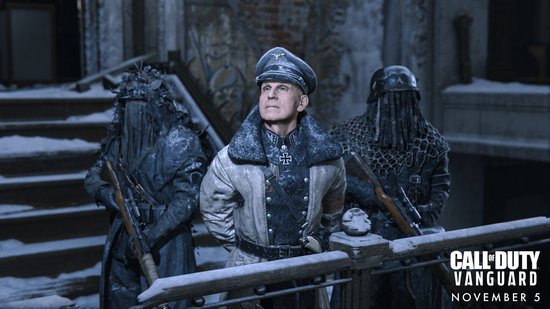 Twee soldaten in zwarte outfits met gezichtsbedekking, en een officier in witte jas, in de sneeuw.