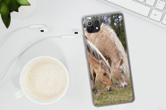 Coque Xiaomi 11T - Deux chevaux du fjord broutant dans un champ d'herbe - Coque en Siliconen pour téléphone