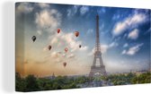 Canvas Schilderij De Eiffeltoren met op de achtergrond luchtballonnen die in de lucht varen boven Parijs - 80x40 cm - Wanddecoratie