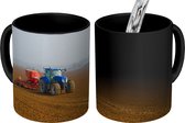 Magische Mok - Foto op Warmte Mokken - Koffiemok - Tractor - Blauw - Mist - Magic Mok - Beker - 350 ML - Theemok