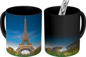 Magische Mok - Foto op Warmte Mok - De Eiffeltoren met groen gras en een erg heldere blauwe lucht boven Parijs - 350 ML