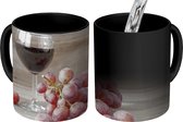 Magische Mok - Foto op Warmte Mok - Net geplukte tros rode druiven en glas wijn - 350 ML
