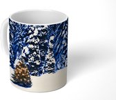 Mok - Een winterse omgeving met een dennenboom - 350 ML - Beker