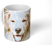 Mok - Koffiemok - Een portret van een Golden Retriever puppy in de tuin - Mokken - 350 ML - Beker - Koffiemokken - Theemok