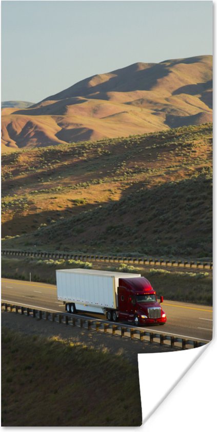 Poster Wit met rood gekleurde vrachtwagen rijdend in een heuvelachtig gebied - 20x40 cm
