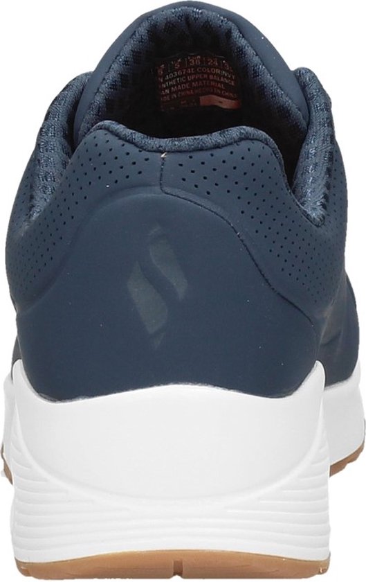 Achterkant van een blauwe Skechers sneaker met witte zool en een luchtdempingsvenster.