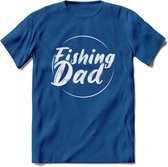 Fishing Dad - Vissen T-Shirt | Paars | Grappig Verjaardag Vis Hobby Cadeau Shirt | Dames - Heren - Unisex | Tshirt Hengelsport Kleding Kado - Donker Blauw - M