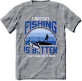 A Bad Day Fishing - Vissen T-Shirt | Blauw | Grappig Verjaardag Vis Hobby Cadeau Shirt | Dames - Heren - Unisex | Tshirt Hengelsport Kleding Kado - Donker Grijs - Gemaleerd - 3XL