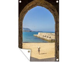 Tuinposter - Tuindoek - Tuinposters buiten - Lopen over het strand van Cefalù, Sicilië - 80x120 cm - Tuin