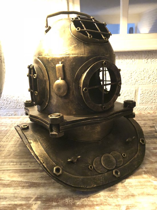 Casque de plongée en bronze avec des hublots ronds grillagés, des détails couleur cuivre et un levier à boule sur le côté.