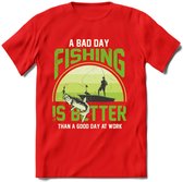 A Bad Day Fishing - Vissen T-Shirt | Groen | Grappig Verjaardag Vis Hobby Cadeau Shirt | Dames - Heren - Unisex | Tshirt Hengelsport Kleding Kado - Rood - L