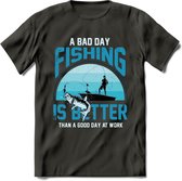 A Bad Day Fishing - Vissen T-Shirt | Blauw | Grappig Verjaardag Vis Hobby Cadeau Shirt | Dames - Heren - Unisex | Tshirt Hengelsport Kleding Kado - Donker Grijs - S