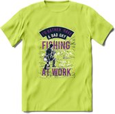 A bad Day Fishing - Vissen T-Shirt | Paars | Grappig Verjaardag Vis Hobby Cadeau Shirt | Dames - Heren - Unisex | Tshirt Hengelsport Kleding Kado - Groen - S