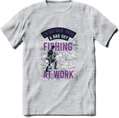 A bad Day Fishing - Vissen T-Shirt | Paars | Grappig Verjaardag Vis Hobby Cadeau Shirt | Dames - Heren - Unisex | Tshirt Hengelsport Kleding Kado - Licht Grijs - Gemaleerd - M