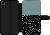 Bookcase Geschikt voor iPhone X telefoonhoesje - Stippen - Groen - Zwart - Met vakjes - Wallet case met magneetsluiting