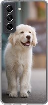 Geschikt voor Samsung Galaxy S21 FE hoesje - Een Golden Retriever puppy lopend op de stoep - Siliconen Telefoonhoesje