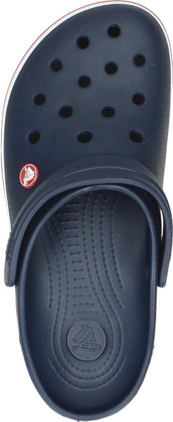 Dessus d'un sabot Crocband bleu marine avec perforations et logo Crocs.