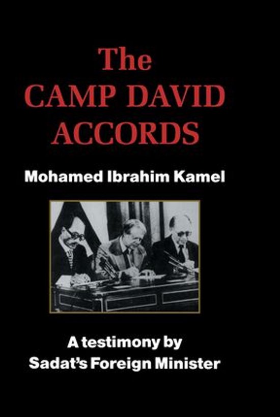 Boekomslag van 'The Camp David Accords', met een foto van drie mannen aan een tafel. Titel: The CAMP DAVID ACCORDS. Auteur: Mohamed Ibrahim Kamel. Ondertitel: A testimony by Sadat's Foreign Minister.