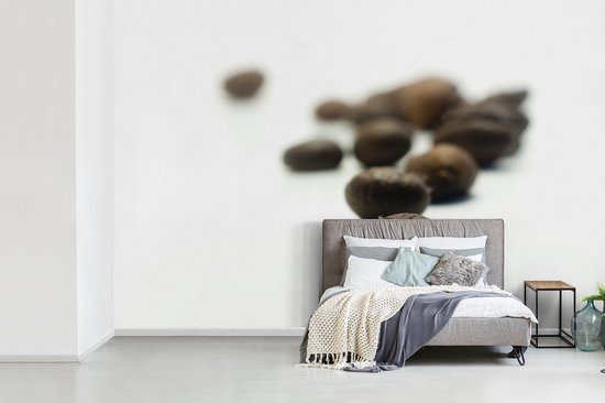 Papier peint vinyle - Photo en profondeur d'une rangée de grains de café sur fond blanc largeur 450 cm x hauteur 300 cm - Tirage photo sur papier peint (disponible en 7 tailles)