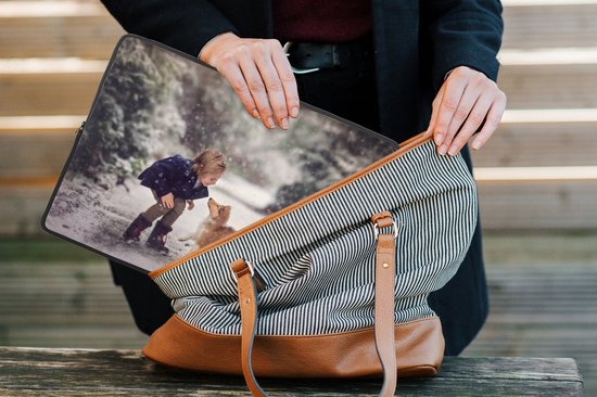 Housse ordinateur 13 pouces 34x24 cm - Amis des animaux - Housse Macbook & Laptop Enfant jouant avec son chiot - Housse ordinateur portable avec photo