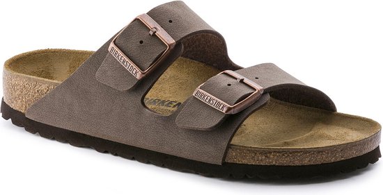 Bruine Birkenstock Arizona slippers met twee gespen en koperkleurige gespen.