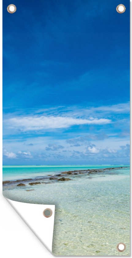 Tuinposter Een uitzicht op de lagune van Aitutaki vanaf het One Foot Island - 40x80 cm - Wanddecoratie Buiten - Tuinposter - Tuindoek - Schuttingposter - Tuinschilderij