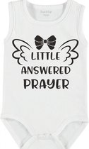 Baby Rompertje met tekst Little anwsered prayer'' | mouwloos l | wit zwart | maat 62/68 | cadeau | Kraamcadeau | Kraamkado