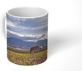 Mok - Paard staat in de wei in Hokkaido - 350 ML - Beker - Uitdeelcadeautjes