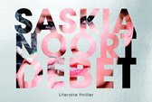 Boekomslag met de tekst SASKIA NOORT DEBET, met gezichtsdelen in de letters. Het genre 'Literaire thriller' staat onderaan.