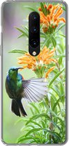 Geschikt voor OnePlus 7 Pro hoesje - Close-up van een kleurrijke vogel naast planten met oranje bloemen - Siliconen Telefoonhoesje