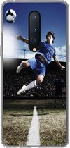 Geschikt voor OnePlus 8 hoesje - Voetballer doet een volley - Siliconen Telefoonhoesje