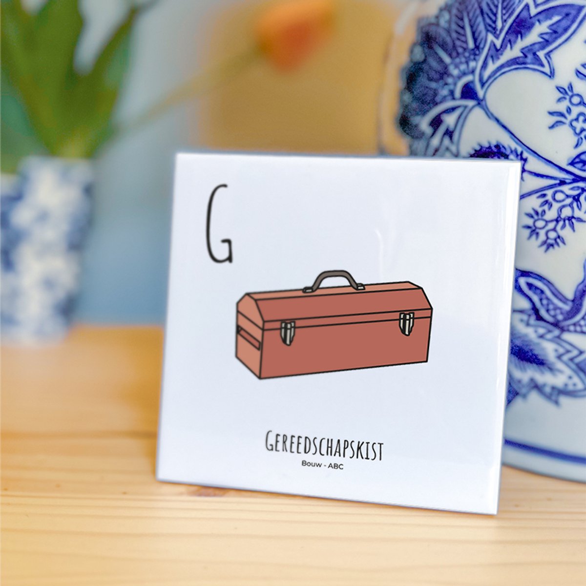 Gereedschapskist - ABC tegeltje Bouwen - Keramiek met Handgetekende Illustratie - Wanddecoratie - Woondecoratie - Relatiegeschenk - Souvenir - 10,8 x 10,8 cm