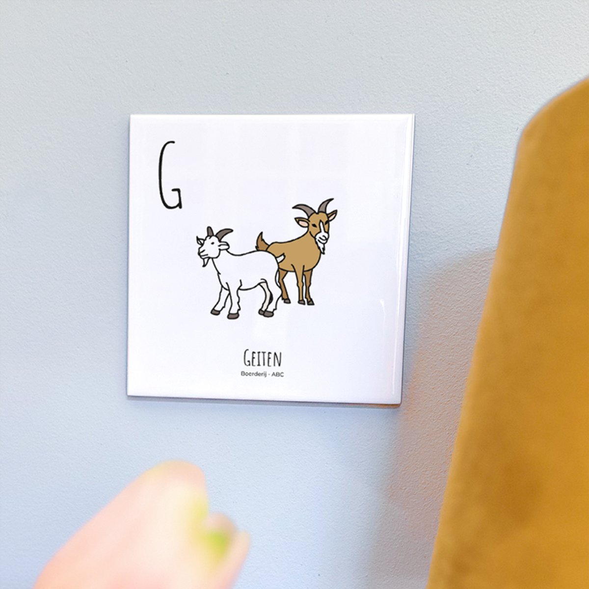 Geiten - ABC tegeltje Boerderij - Keramiek met Handgetekende Illustratie - Wanddecoratie - Woondecoratie - Relatiegeschenk - Souvenir - 10,8 x 10,8 cm