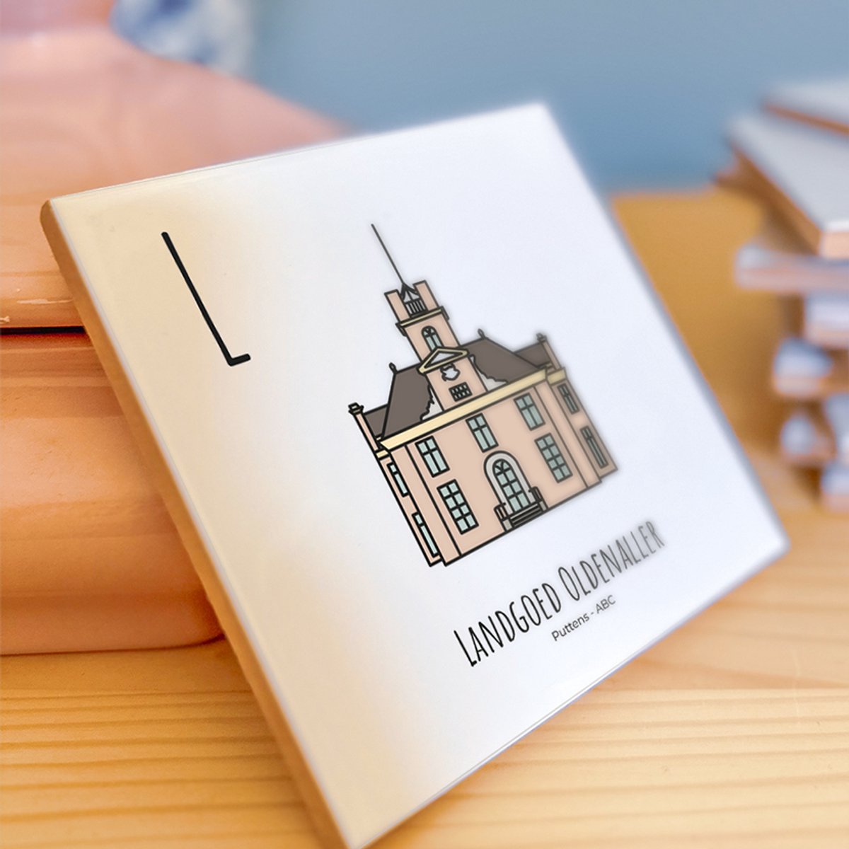 Landgoed Oldenaller - ABC tegeltje Putten - Keramiek met Handgetekende Illustratie - Wanddecoratie - Woondecoratie - Relatiegeschenk - Souvenir - 10,8 x 10,8 cm
