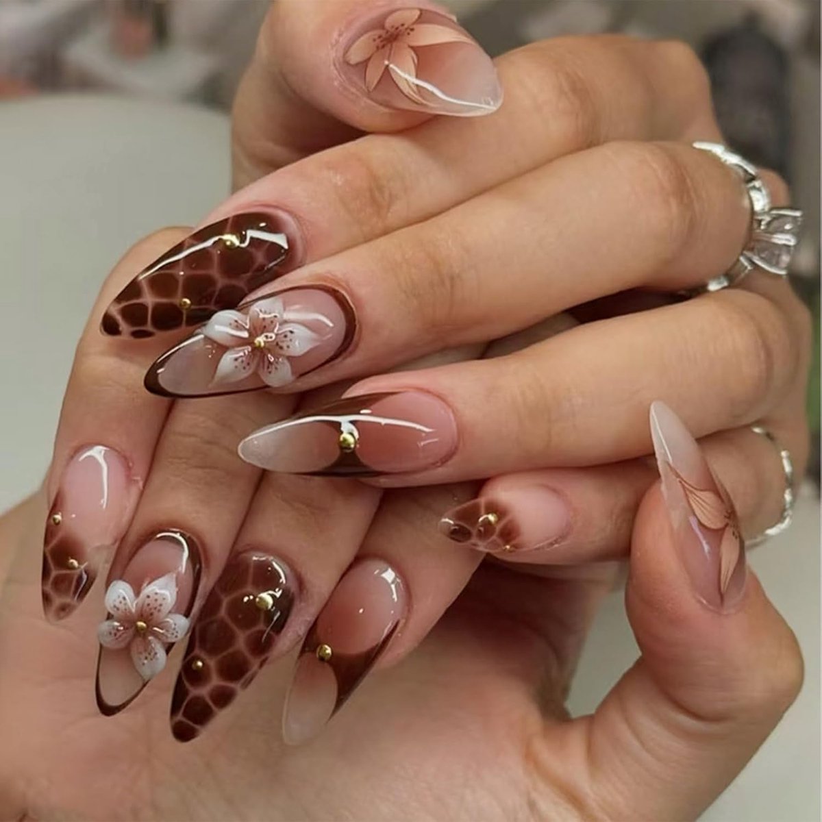 SnelShoppen - Press-on Nails 24 Stuks Handgemaakte Lange Amandelvormige Valse Nagels met 3D Bloem Design, Glanzende Herbruikbare Valse Nagelset voor V