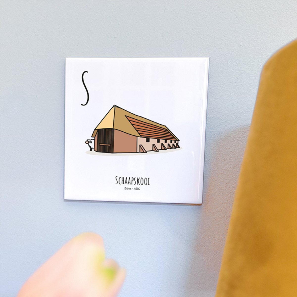 Schaapskooi - ABC tegeltje Ede - Keramiek met Handgetekende Illustratie - Wanddecoratie - Woondecoratie - Relatiegeschenk - Souvenir - 10,8 x 10,8 cm
