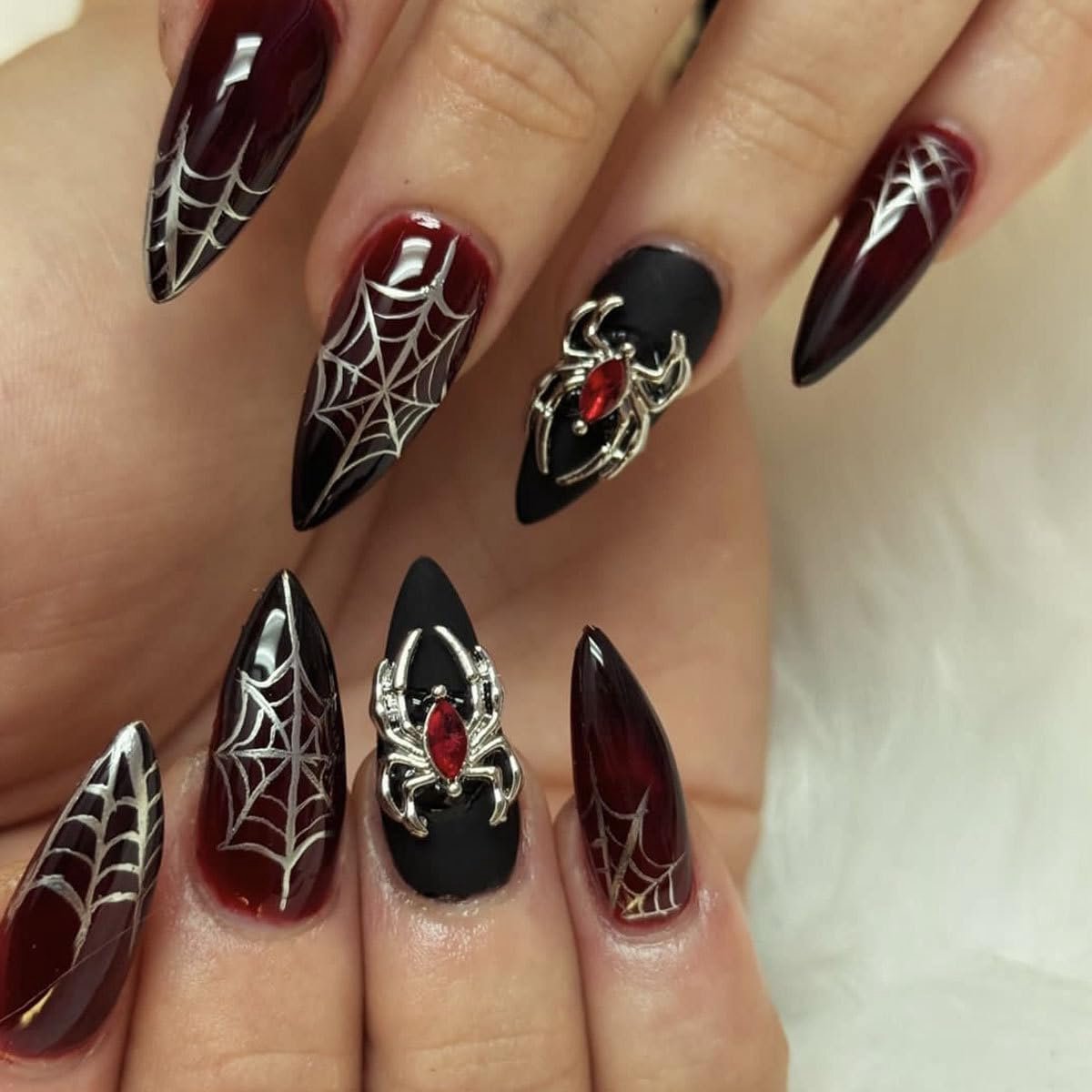on Nails Kort Amandel Halloween Spinnenweb 3D Spinnen Crystal Horror Creepy Spooky Gothic Nepnagels met Nagellijm, Rood Ombre Zwart Kunstmatige Vingernagels