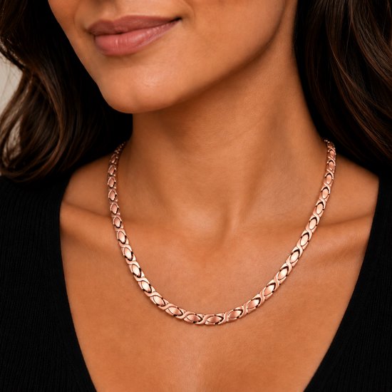 Collier à maillons couleur cuivre avec une finition brillante, porté par un modèle avec un haut noir.