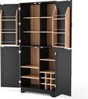 Zwarte keukenkast met open deuren, met houten planken en wijnrek.