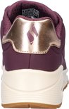 Achteraanzicht van een paarse Skechers sneaker met een gouden hieldetail met S-logo en een witte zool.