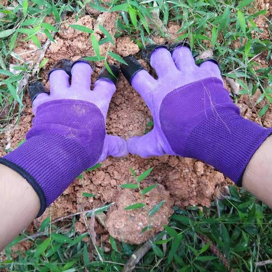 Persoon draagt paarse tuinhandschoenen met zwarte klauwen tijdens het graven in de aarde.