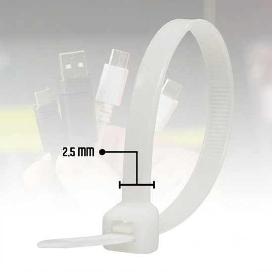 Witte kabelbinder met indicatie van 2,5 mm breedte, met USB-kabels op de achtergrond.