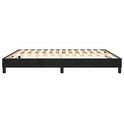 Een zwart boxspring frame met houten lattenbodem, staand op vier poten.
