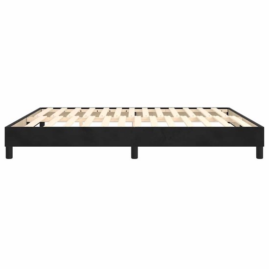 Een zwart boxspring frame met houten lattenbodem, staand op vier poten.