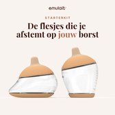 Twee Emulait babyflesjes in de kleur licht. De flesjes zijn borstvormig met een speen.